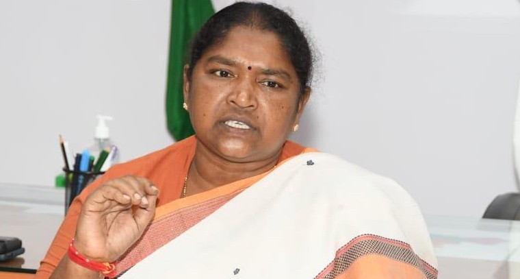 ఇందిరా ఆశయాలు ఇప్పటికీ జీవించి ఉన్నాయ్.. మంత్రి సీతక్క ఘనంగా నివాళి

