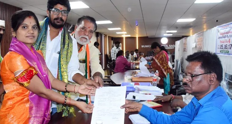 సదాశివపేటలో కాంగ్రెస్ జోరు.. ఘనంగా వార్డు సభ్యుడి నామినేషన్ దాఖలు

