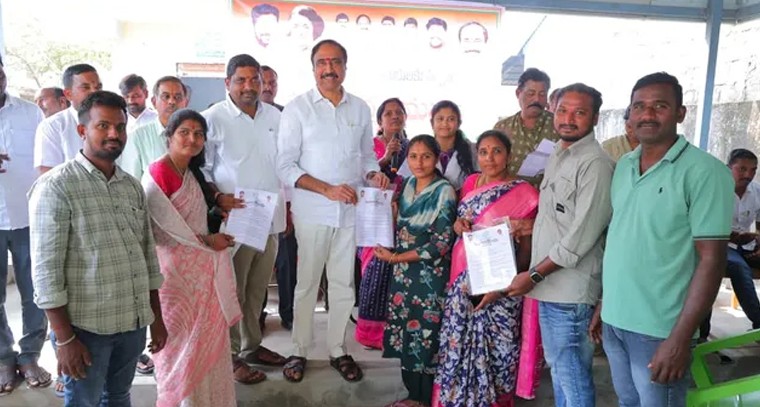 జగిత్యాల రూరల్ మండలంలో ఇందిరమ్మ ఇళ్ల పట్టాల పంపిణీ.. లబ్ధిదారులకు ఎమ్మెల్యే డా. సంజయ్ కుమార్ పత్రాల అందజేత

