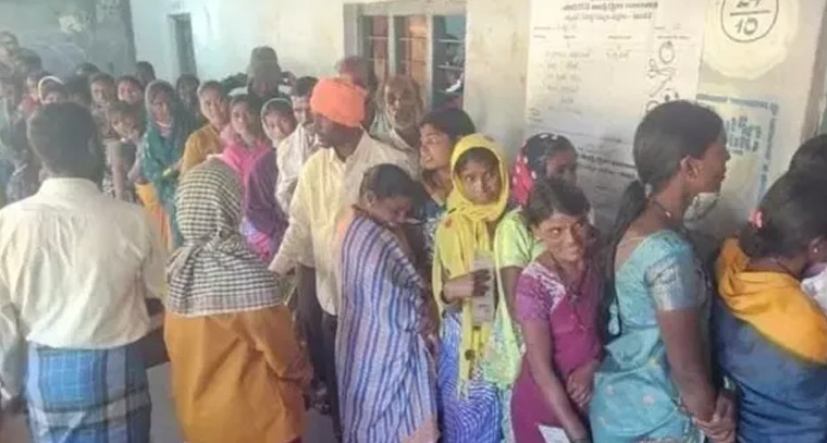 ఝరాసంగం మండలంలో గ్రామ పంచాయతీ ఎన్నికలు.. గ్రామీణ ఓటర్ల ఉత్సాహం ఆకట్టుకుంది

