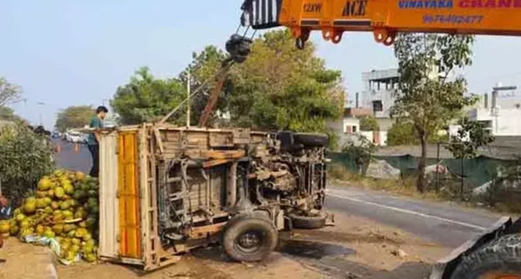 రోడ్డు ప్రమాదం.. మినీ ఆటో బోల్తా