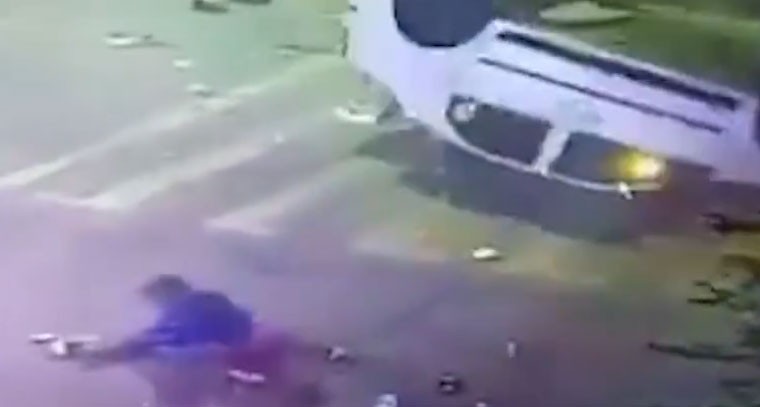 ఘోర రోడ్డు ప్రమాదం: ఒకరు మృతి, ఇద్దరికి గాయాలు