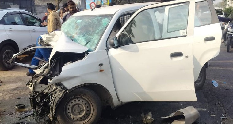 చేవెళ్ల సమీపంలో మరో రోడ్డు ప్రమాదం ...రెండు కార్లు ఢీ