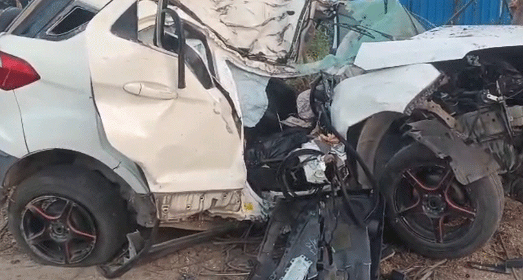 మోకిలలో రోడ్డు ప్రమాదం.. కారు నుజ్జునుజ్జు