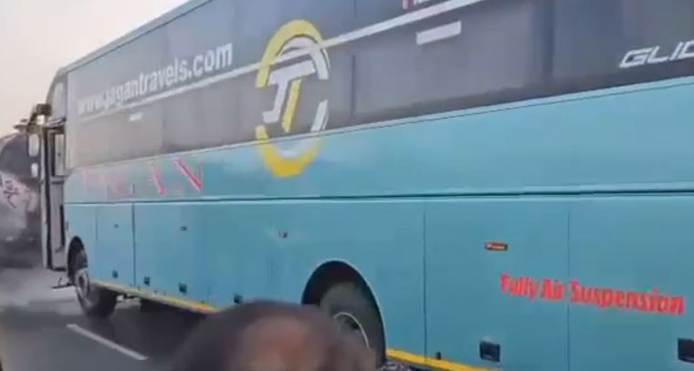 యాసిడ్ ట్యాంకర్‌ను ఢీకొన్న ప్రైవేట్ ట్రావెల్స్ బస్సు