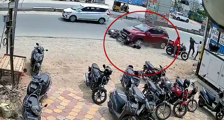 కారు ఢీకొని దంపతుల మృతి.. కుమారుడికి గాయాలు!