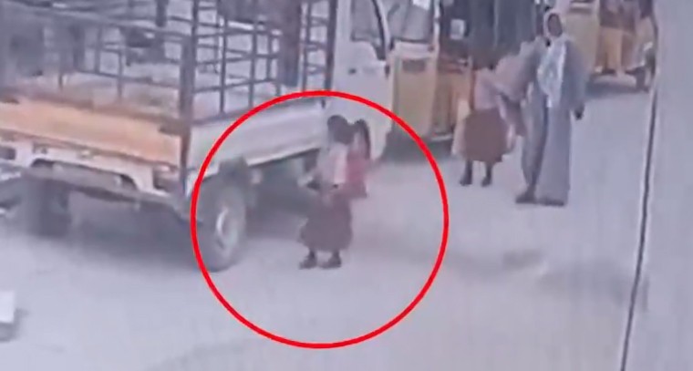 అధికారుల నిర్లక్ష్యం.. మ్యాన్‌హోల్‌లో పడిన బాలిక