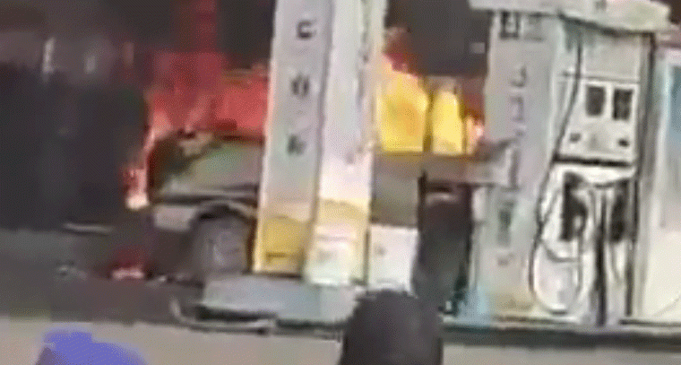 మంటలతో పెట్రోల్ బంకులోకి దూసుకెళ్లిన మినీ వ్యాన్