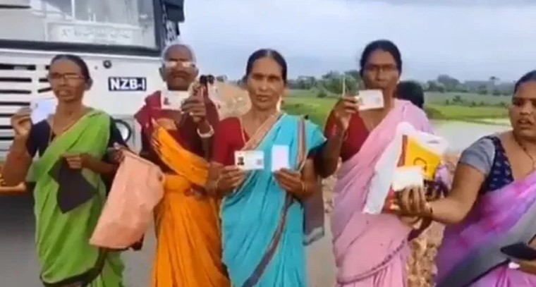 ఆధార్ కార్డును అప్డేట్ చేయలేదని ఫ్రీ టికెట్ ఇవ్వని కండక్టర్