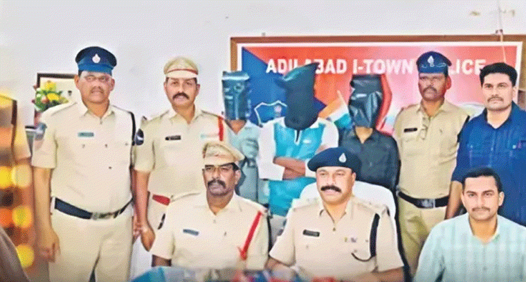 అమ్మాయిలా మాట్లాడి రూ.8 లక్షలు దోచుకున్నారు