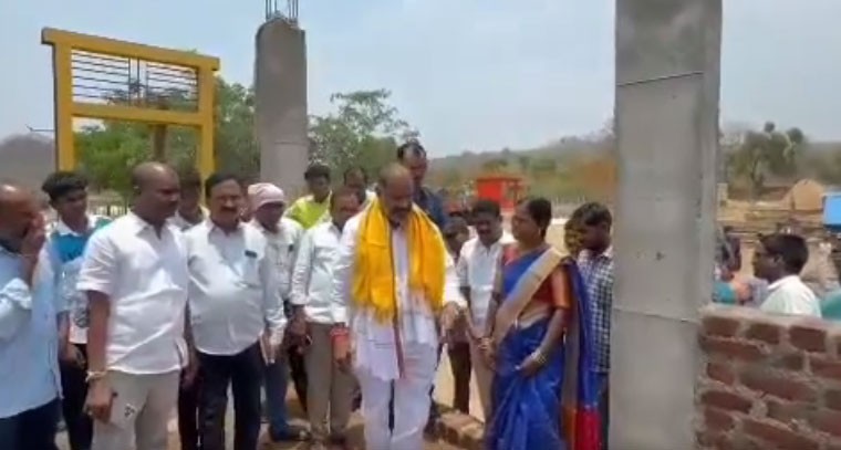 నిర్మాణంలో ఉన్న ఇందిరమ్మ ఇళ్లను పరిశీలించిన ఎమ్మెల్యే