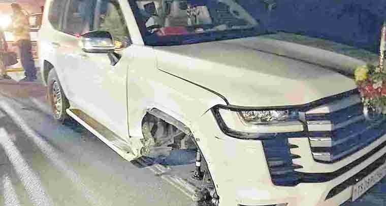 త్రుటిలో ప్రమాదం నుండి తప్పించుకున్న మంత్రి అడ్లూరి
