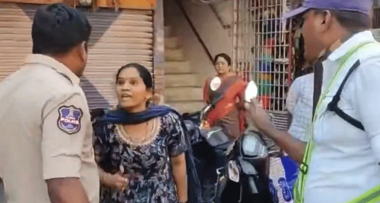 వరంగల్ చౌరస్తాలో కత్తితో వివాహిత హల్చల్