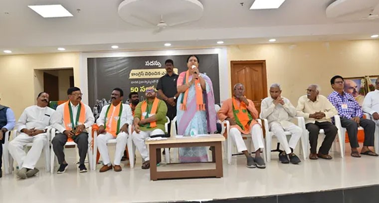 ఎమర్జెన్సీ వ్యతిరేక ర్యాలీలో పాల్గొన్న మహబూబ్ నగర్ ఎంపీ అరుణ