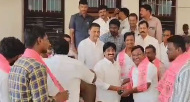 అలంపూర్ కాంగ్రెస్ నాయకులు బీఆర్ఎస్ లోకి: ఎమ్మెల్యే సమక్షంలో చేరిక