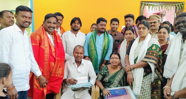  ఇందిరమ్మ ఇల్లు గృహప్రవేశ కార్యక్రమంలో ఆలేరు ఎమ్మెల్యే  బీర్ల అయిలయ్య 