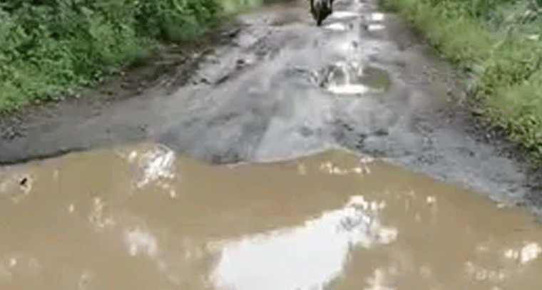 రైకోడ్ రోడ్డు మరమ్మతులకు ప్రభుత్వ నిర్లక్ష్యం