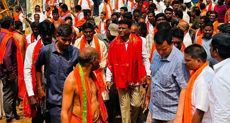 ఆపదలను తొలగిస్తూ అభయాన్నిచ్చే దైవం ఆంజనేయస్వామి