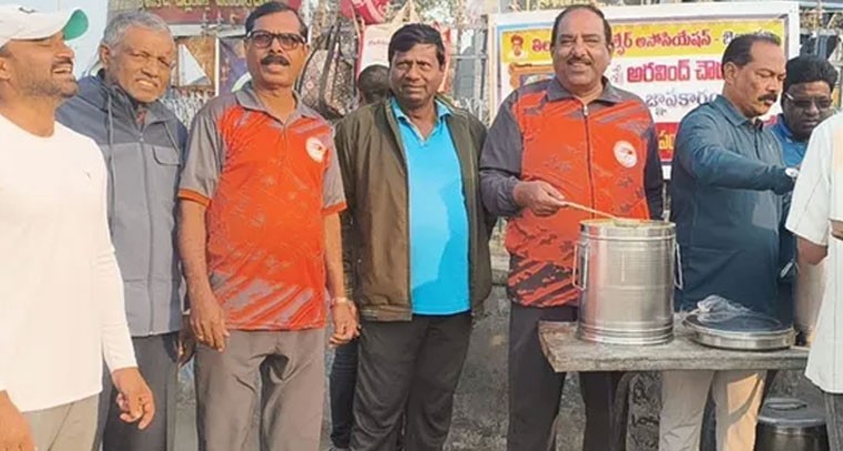 అరవింద్ చౌదరి జ్ఞాపకార్థం ఉచిత అల్పాహారం పంపిణీ