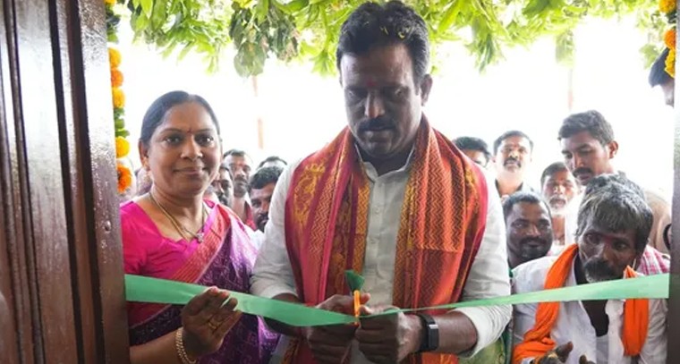 పేదల సొంతింటి కల సాకారం.. నాగాయపల్లిలో ఇందిరమ్మ ఇంటి గృహప్రవేశంలో పాల్గొన్న ఎమ్మెల్యే జి. మధుసూదన్ రెడ్డి దంపతులు

