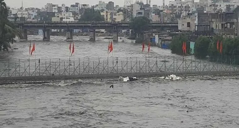 మూసారాంబాగ్ వంతెన వద్ద వరద భయం.. మౌనంగా పొంగుతున్న మూసీ నది

