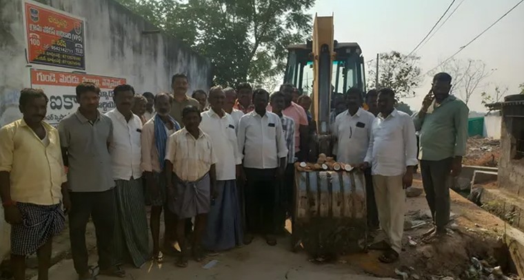 బీసీ కాలనీలో త్రాగునీటి సమస్యకు పరిష్కారం కల్పించిన వడ్డే సైదిరెడ్డి

