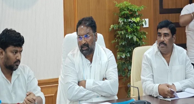 మక్తల్‌లో మత్స్య, పాడి పరిశ్రమల అభివృద్ధిపై మంత్రి వాకిటి సమీక్ష

