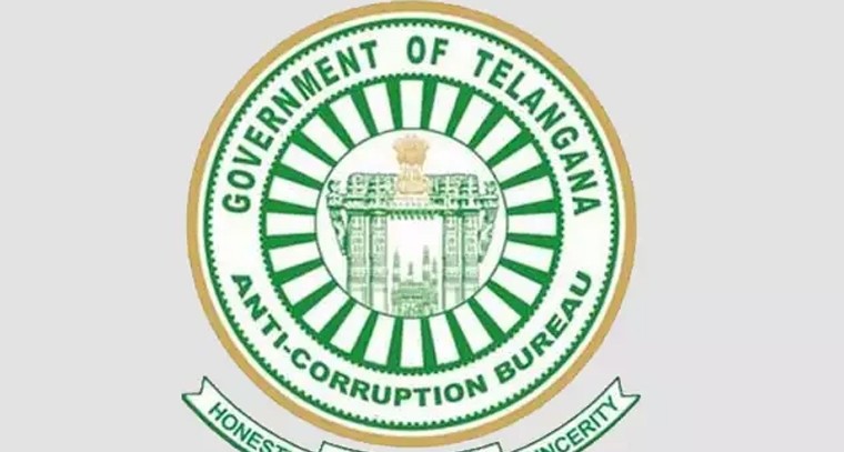 లంచం తీసుకుంటూ పట్టుబడిన నార్సింగి టౌన్ ప్లానింగ్ అధికారిణి

