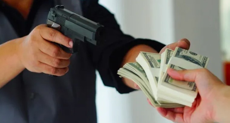 ట్యాంక్‌బండ్‌పై దారి దోపిడీ.. నగదు స్వాధీనం, నిందితుల అరెస్ట్

