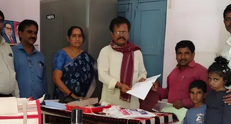 ఆదర్శ ఉపాధ్యాయుడు.. ప్రభుత్వ పాఠశాలలో పిల్లల చేర్పించిన యాదయ్య

