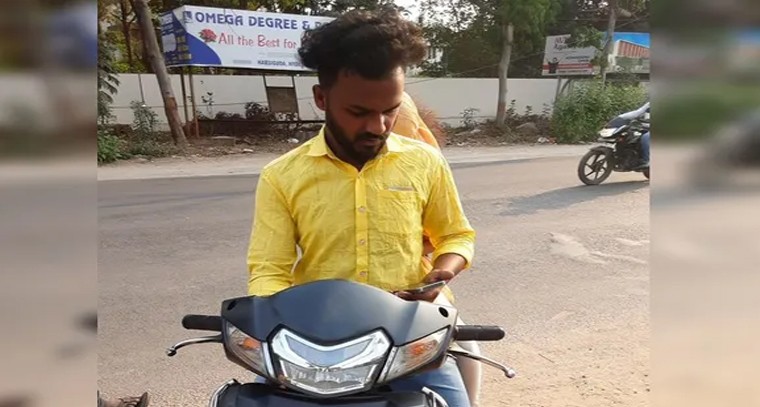 దారుణం.. నడిరోడ్డుపై స్నేహితుడిని నరికిన యువకుడు

