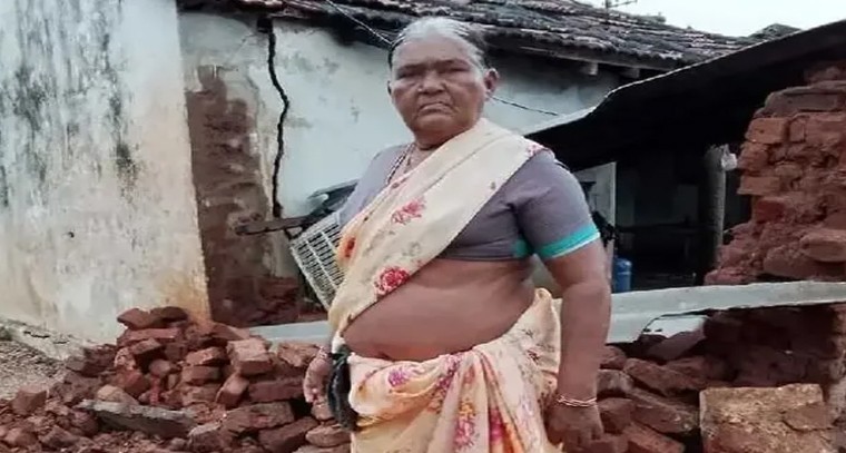 గరిడేపల్లిలో భారీ వర్ష బీభత్సం.. కుప్పకూలిన ఇల్లు, నిరుపేద కుటుంబం నిరాశ్రయం

