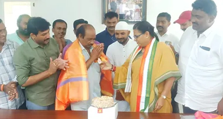 ప్రజా దీవెన దినపత్రిక ఇన్‌చార్జ్ వెంకటరత్నం సేవలకు కోదాడ ఎమ్మెల్యే శుభాకాంక్షలు

