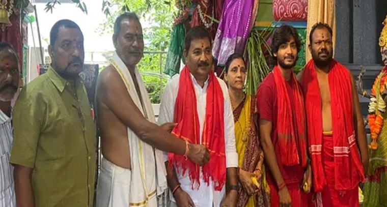 త్రిశక్తి అమ్మవారిని దర్శించుకున్న మార్కెట్ కమిటీ చైర్మన్ గోవర్ధన్

