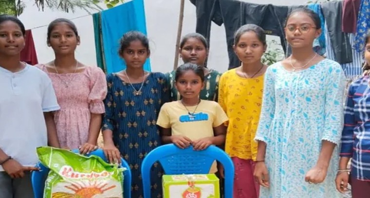 మానవత్వంతో మెరిసిన నేరడ విద్యార్థినిలు

