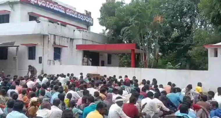 బీబీపేటలో యూరియా కొరత.. అన్నదాతలు అరిగోస, పోలీస్‌ స్టేషన్‌కు తరలింపు

