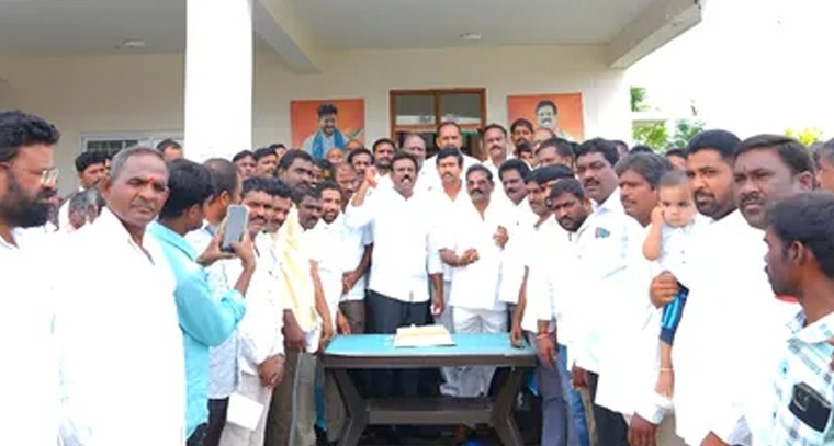 రాహుల్ గాంధీ జన్మదిన వేడుకలు.. దేవరకద్రలో కాంగ్రెస్ నాయకుల సంబరాలు

