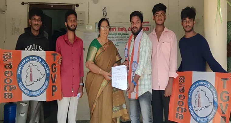 బిక్కనూర్‌లో విద్యార్థుల సమస్యలపై టీజీవీపీ ఆందోళన.. తహశీల్దార్‌కు వినతి

