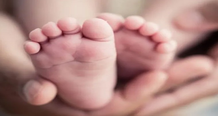 జనగామలో దారుణం.. రోడ్డుపై పసికందును వదిలి పరారైన దుండగులు

