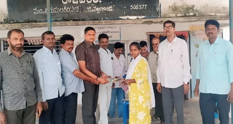 పదో తరగతి విద్యార్థులకు అండగా 'సాయి'.. రాజవరం పాఠశాలలో పరీక్షా సామాగ్రి పంపిణీ

