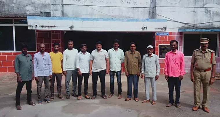 జూలపల్లిలో గ్రామపంచాయతీ సిబ్బంది ముందస్తు అరెస్టు.. కార్మికుల నిరసన

