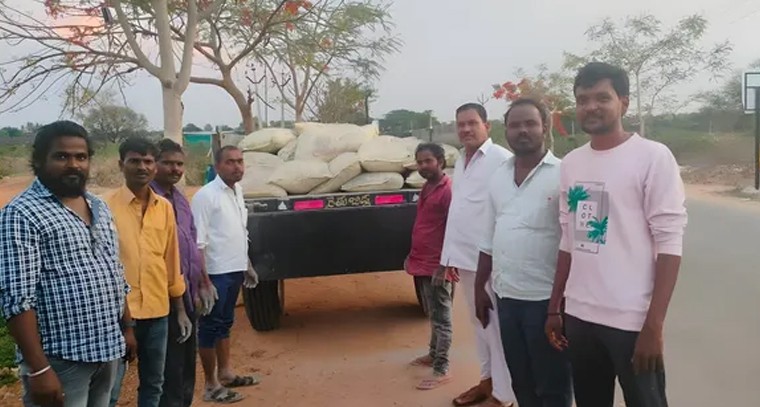 ఎలికట్ట గ్రామంలో చెన్నకేశవ స్వామి ఆలయ నిర్మాణానికి మాజీ వైస్ చైర్మన్ సిమెంటు విరాళం


