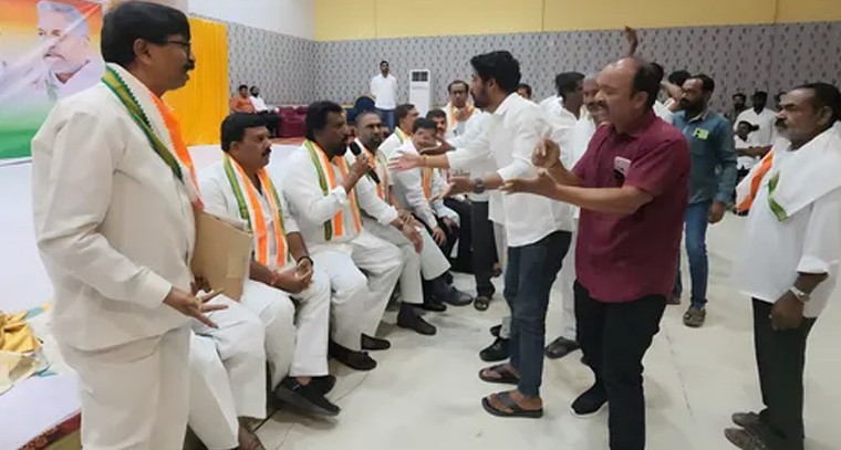 కాంగ్రెస్ పార్టీ సమావేశంలో రసాభాస


