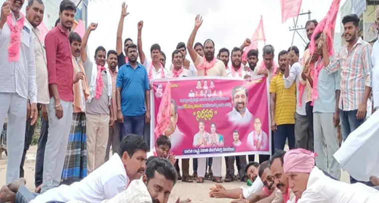 తుంగతుర్తిలో బీఆర్ఎస్ వినూత్న నిరసన.. రోడ్డు నిర్మాణంపై కాంగ్రెస్ ప్రభుత్వంపై ఆగ్రహం

