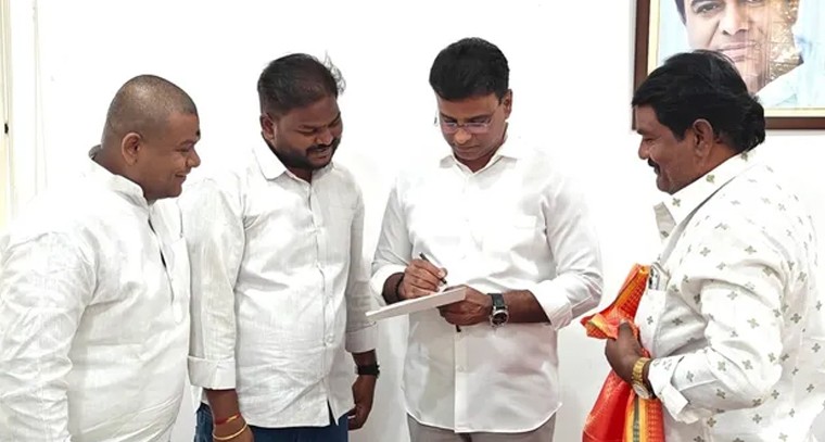 వినతులతో సందడిగా మారిన ఎమ్మెల్యే కేపీ వివేకానంద్‌ నివాస కార్యాలయం

