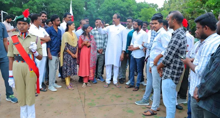 జగిత్యాలలో సర్వేయర్ల శిక్షణ కేంద్రాన్ని సందర్శించిన ఎమ్మెల్యే

