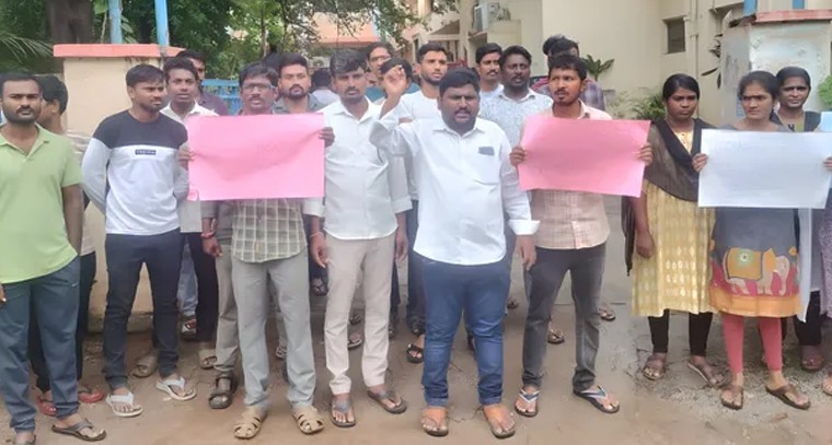 నల్గొండ గ్రంథాలయంలో నిరుద్యోగుల ఆందోళన.. ఉద్యోగ క్యాలెండర్ అమలుకు డిమాండ్

