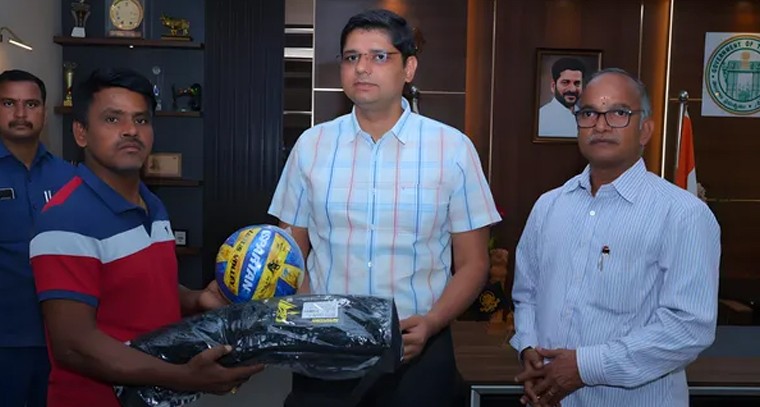 కామారెడ్డి జిల్లాలో వాలీబాల్, ఫుట్‌బాల్ సామగ్రి పంపిణీ

