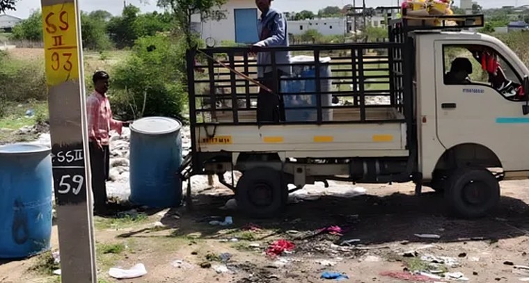 ఇళ్ల మధ్యలో చెత్త కుప్ప

