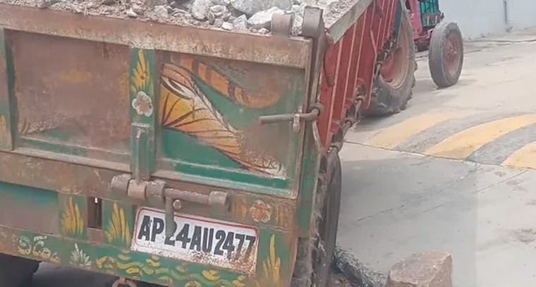 దేవరకొండ శివాజీ నగర్‌లో గుంతల మయమైన రోడ్లు.. ప్రమాదాలకు దారితీస్తున్న అధికారుల అస్పృహ

